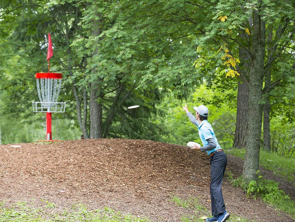 Man playing Frisbee golf. 
